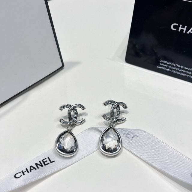 Chanel 小香枪黑复古做旧Logo吊水滴耳环此款是桂纶镁配戴广告露出款太有气质了，柜上数量非常少，这款的水滴比之前的款大一些，上耳更有存在感Cclogo以水