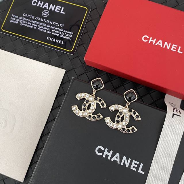 Chanel24双C耳钉 每期必入的经典双C耳钉，一致Zp 巨重工，黄铜材质进口黑钻+施华洛钻立体双层耳钉耳环，上耳简约大气，超级百搭，经典永不过时香粉必入[机