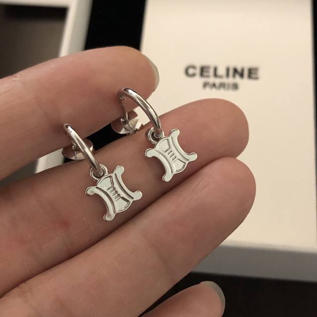 精工版本 思琳耳环Celine 新款赛琳耳钉 凯旋门耳环 与众不同的设计 个性十足 电镀白金工艺 专柜版本 一比一质量颠覆你对传统耳环的印象 使其魅力爆灯 白金