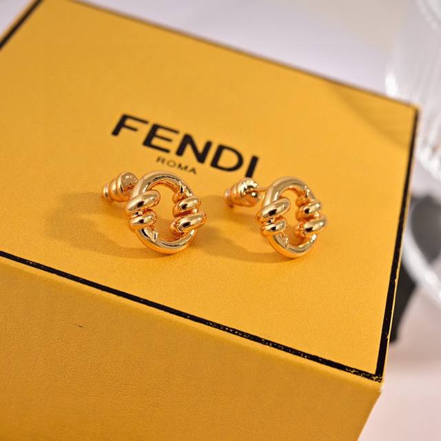 Fendi 芬迪 Logo耳环 高端定制 爆款新款 简单大方 华丽登场 ，很难见到如此熟悉 素雅的耳钉，精致 非常适合日常搭配，宝宝们，这个绝对值得入