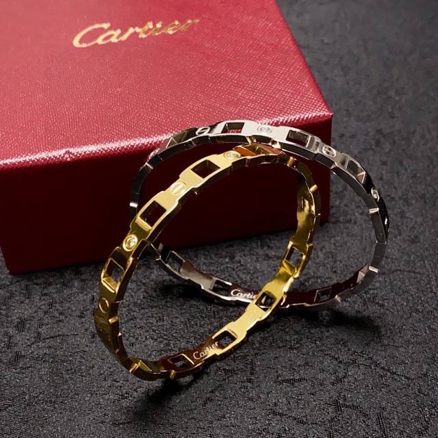 Cartier 卡地亚官网最新发布 火爆窄版细款手镯进口精工保色18K高端定制顶级工艺 专柜Logo刻字清晰 360度无死角！全新的窄版设计 更显精致～如此美物