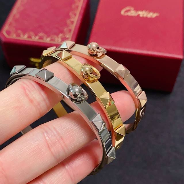 Cartier 卡地亚官网最新发布 火爆窄版细款柳丁手镯进口精工保色18K高端定制顶级工艺 专柜Logo刻字清晰 360度无死角！全新的窄版设计 更显精致～如此