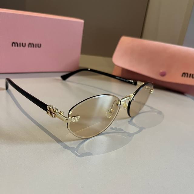 Miumiu缪缪超A超精致的一款金属小框墨镜带上她你就是街上最 的仔 女孩