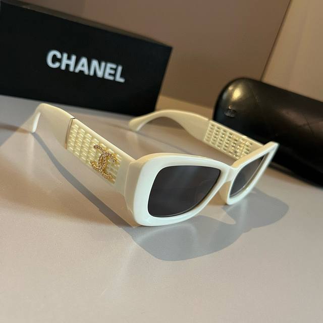 Chanel中古金色Logo墨镜 Vintage Chanel香奈儿中古墨镜金色双Clogo太阳眼镜 香家中古墨镜的经典款。