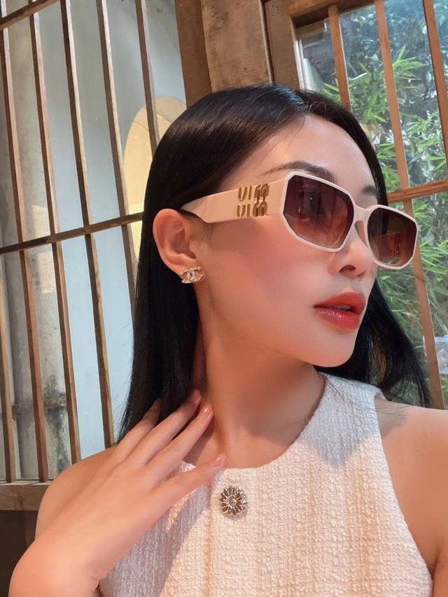 Miumiu墨镜可盐可甜！！！太喜欢了！！ 美女子们怎么可以没有一副好看的墨镜呢 这个款式的太阳镜真的特别好看 两边的Miumiulogo非常别致~~ 造型呢有