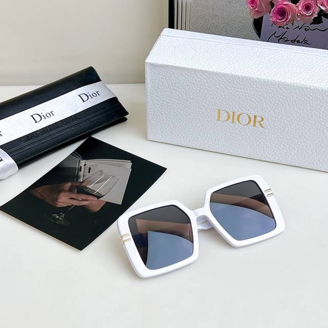 Dior 摩登系列 型号8070 尺寸56口20-145 方形百搭墨镜 超显脸小神器