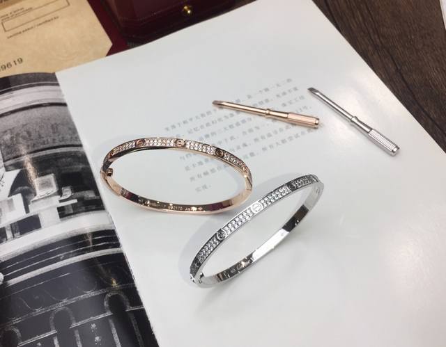 Cartier 卡地亚官网最新发布 火爆窄版Love满天星手镯进口亚金电镀18K玫瑰金白金 镶嵌仿真高碳钻 高端定制 满钻款螺丝钉手镯顶级工艺 专柜刻字清晰 3