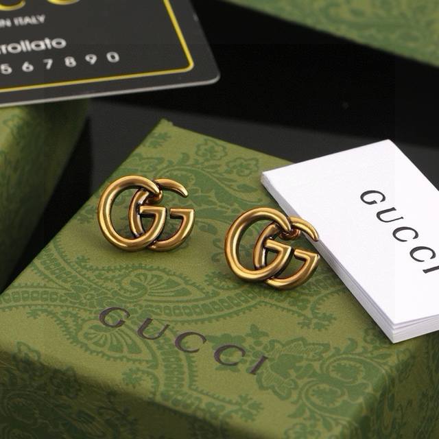 Gucci 古驰 耳钉 高端 打造 美到哭，因为是限量版，你根本无法在店内看到现货，现货一到真的Bling 这一组简直不要太震撼不要太完美，赞呆了