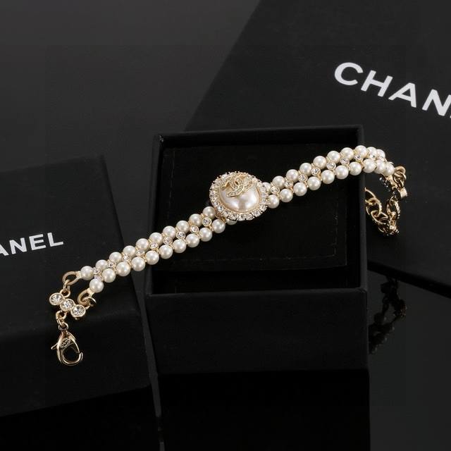 Chanel 小香椭圆珍珠镶钻双层手链，重工编织 手工一颗颗镶嵌而成 时尚高级洋气质感好手链