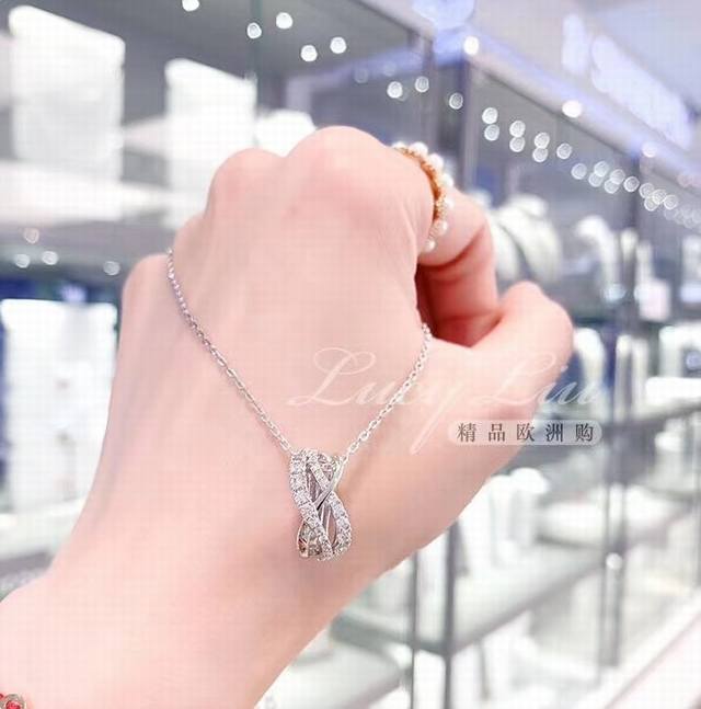 Swarovski 满钻螺旋交错 转运珠项链这款链坠为时下流行的螺旋元素注入新意，并彰显品牌125年来所带来的闪亮光彩。其璀璨悦目的线条优美交织，加上多排浅满色