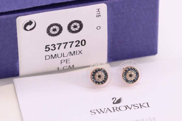 Swarovski 玫瑰金 圆形恶魔之眼耳钉 这款简约优雅的镀玫瑰金色穿孔耳环，密镶彩色仿水晶，并以寓意幸运及保护的恶魔之眼为灵感，除可让好运伴随您左右外，亦是