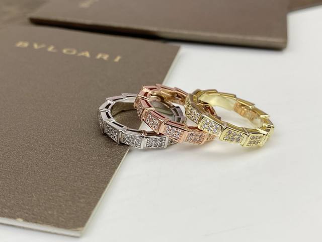 Bvlgari 宝格丽精工版满钻蛇戒指～爆款亚金版最新版本满钻戒指 细腻妖娆的线条设计 饰以明亮钻石 让霸气的蛇形更显女人味 细节做工精细 亚金电镀18K金工艺