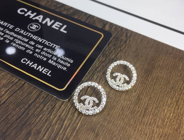 Chanel 圆形双C镂空耳钉 亚金电镀白金工艺 镶嵌进口仿真钻香奈儿代表的是一种风格、一种历久弥新的独特风格Chanel走高端路线，时尚简约、简单舒适、纯正风