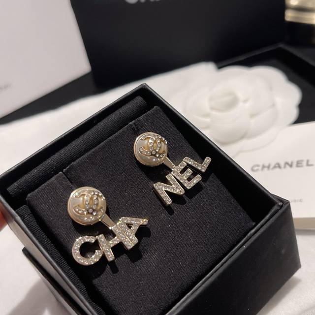 编号Xed0215 Chanel字母 原单新品 小香珍珠双C耳钉 Chanel字母耳环高端品质，专柜1:1开模，专柜原版同黄铜材质！高级925银针防过敏处理，C