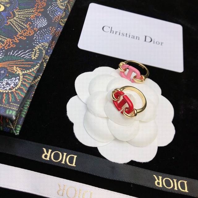 Dior Cd简约圆饼戒指 风情演绎 时尚绝伦 Cd复古滴油设计感搭配金色链条 简约Cd搭配色彩设计颜色 气质优雅 时尚潮流 美妙绝伦 码数678