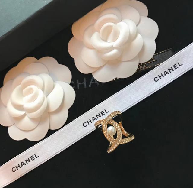 小香 Chanel 火爆开启 开口 火爆 大气 珍珠 戒指，开口均码 原版定制 独家定制版，Zp一样材质黄铜施华洛水晶整个戒指有120颗水晶。每一颗都是施华洛级