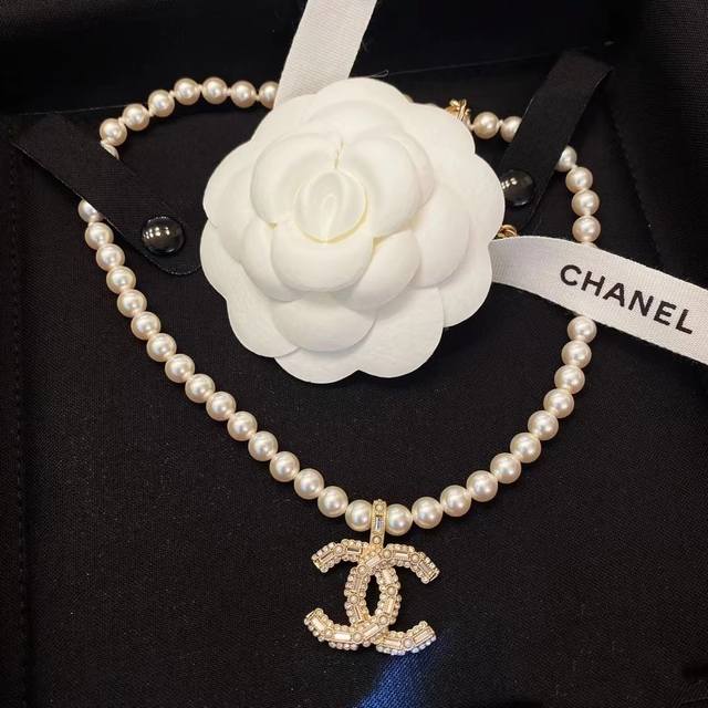 Chanel100周年双C珍珠项链♀日常百搭 经典小香元素 女人味十足 原版一致黄铜材质，让人爱不释手的一款