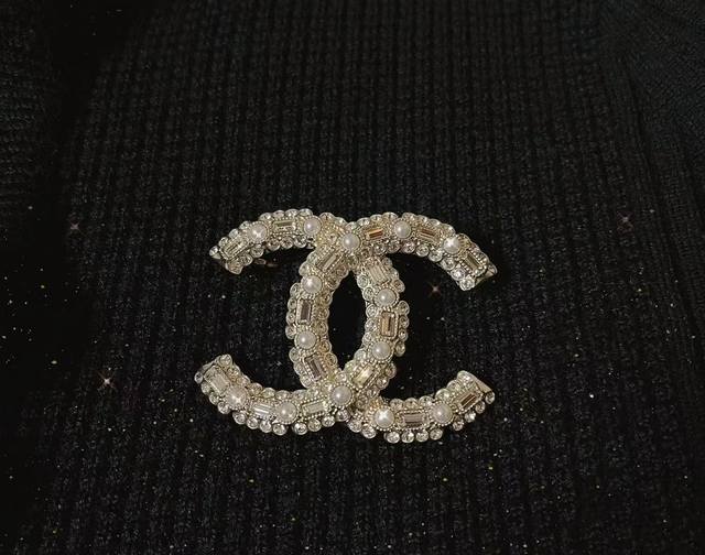 Chanel 100周年方钻珍珠日常百搭 胸针经典小香元素 女人味十足 原版一致黄铜材质，让人爱不释手的一款