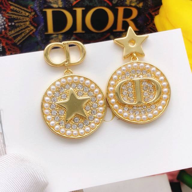 编号Ded0334 迪奥Dior 原单新品 Cd星镶钻圆形耳钉高端品质，专柜1:1开模，专柜原版同黄铜材质！高级925银针防过敏处理，Cnc工艺，细节无可挑剔， - 点击图像关闭