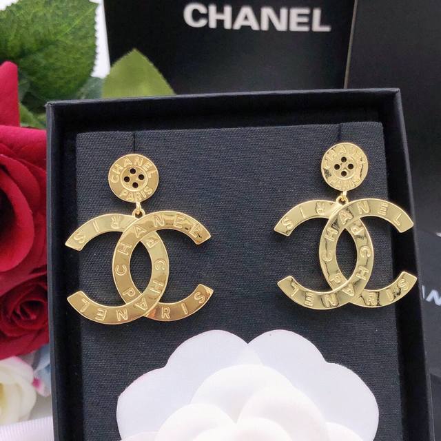 编号Xed0234 Chanel 原单新品 小香纽扣双C耳钉 高端品质，专柜1:1开模，专柜原版同黄铜材质！光面高级925银针防过敏处理，Cnc工艺，每个细节无