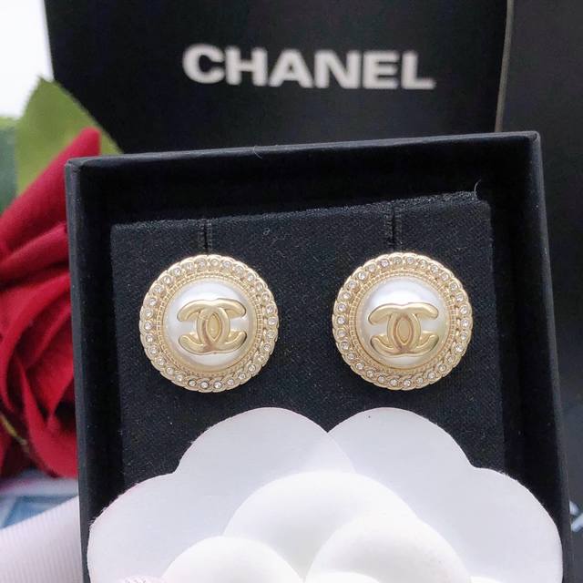 编号Xed0264 Chanel 原单新品 小香镶钻珍珠圆形耳钉 圆形太阳花 高端品质，专柜1:1开模，专柜原版同黄铜材质！高级925银针防过敏处理，Cnc工艺