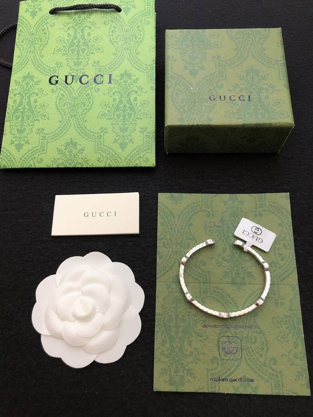 Gucci 古驰 互扣式双G宽版-手镯开口镯-复古做日-银饰，Top Gucci手镯热销榜，互扣式双G宽版手镯-互扣式双G灵感源自品牌典藏设计，在每一季都会透过