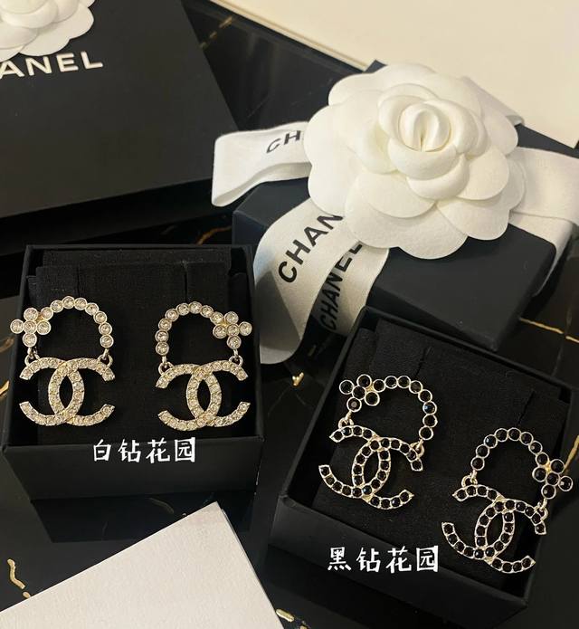 Chanel满钻双C字母花朵耳环 真的会沦陷于这副耳钉里~ 仿佛走进了莫奈的花园 经典双C镶钻耳钉质感满满高级百搭单品绝对的爆款之一 - 点击图像关闭