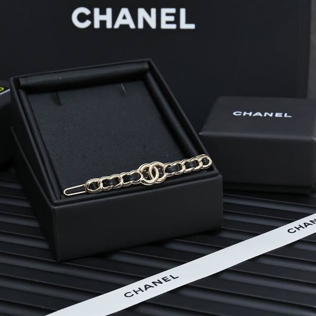 Chanel -- 皮穿黑金双C发夹 最新系列墙裂来袭太美了，这一季必入单品可甜可盐，非常绝:超级百搭，绝对是日常搭配的点睛之笔