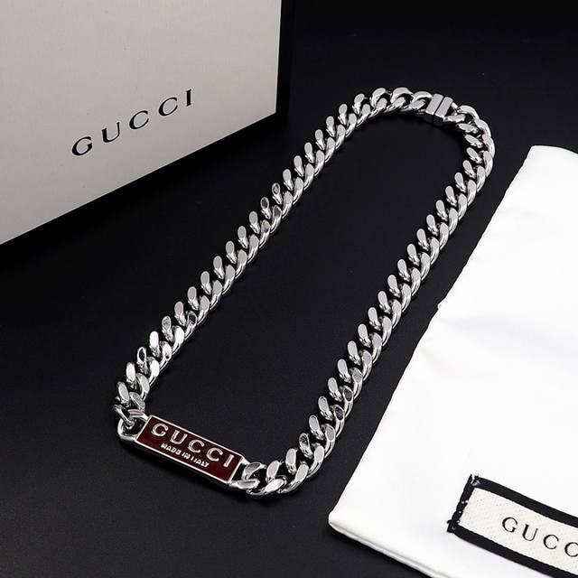 Gucci Trademark刻花亮眼呈现于2025早春系列大胆不羁的珐琅饰面以创作总监打造的标志性古驰安可拉红匠心演绎，令点缀于这款马街索链项链之上的标牌细节