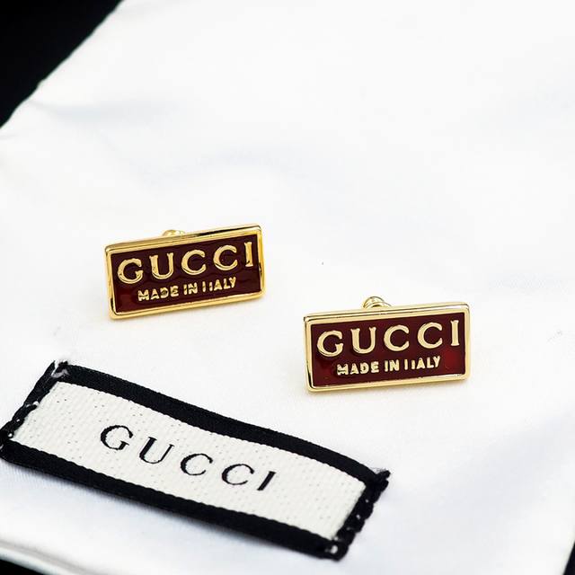 Gucci Trademark刻花亮眼呈现于2025早春系列大胆不羁的珐琅饰面以创作总监打造的标志性古驰安可拉红匠心演绎 耳钉Xe849