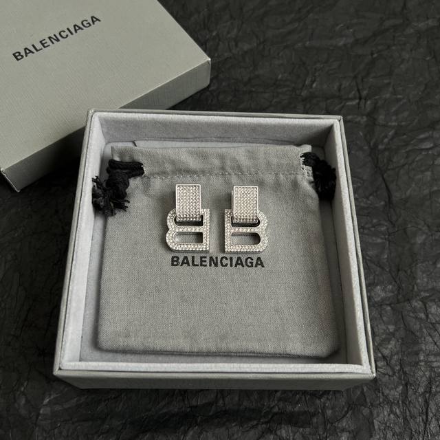 巴黎世家 Balenciaga 耳环 简单大方 大牌金质感饱满 ，搭配衣服超好看 ！ - 点击图像关闭