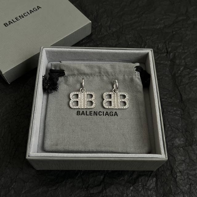 巴黎世家 Balenciaga 耳环 简单大方 大牌金质感饱满 ，搭配衣服超好看 ！