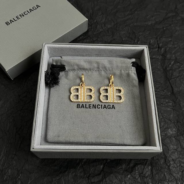 巴黎世家 Balenciaga 耳环 简单大方 大牌金质感饱满 ，搭配衣服超好看 ！