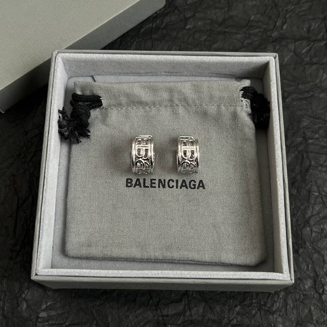 巴黎世家 Balenciaga 耳钉 简单大方 大牌金质感饱满 ，搭配衣服超好看 ！ - 点击图像关闭