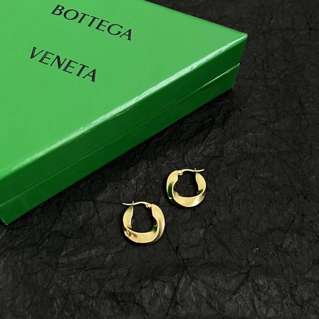 Bottega Veneta Bv耳环 金属感十足 特别特别赞，整体细节非常令人惊喜，设计感十足，必须为世家的设计点个大大的赞，不仅带出个人自信及品味，款式典雅