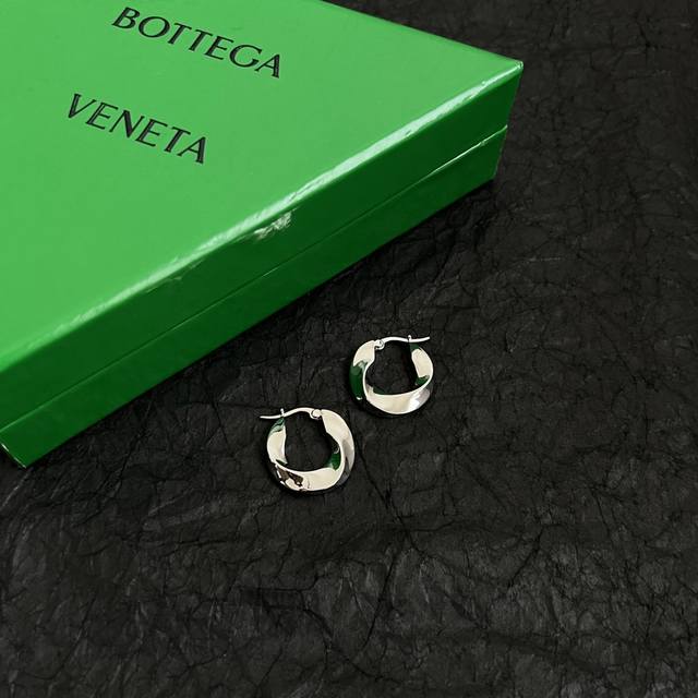 Bottega Veneta Bv耳环 金属感十足 特别特别赞，整体细节非常令人惊喜，设计感十足，必须为世家的设计点个大大的赞，不仅带出个人自信及品味，款式典雅