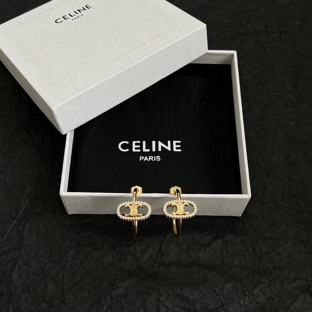 Celine 赛琳 耳钉 一直是简约时尚界的标杆大胆的设计 百看不厌搭配起来更Fashion