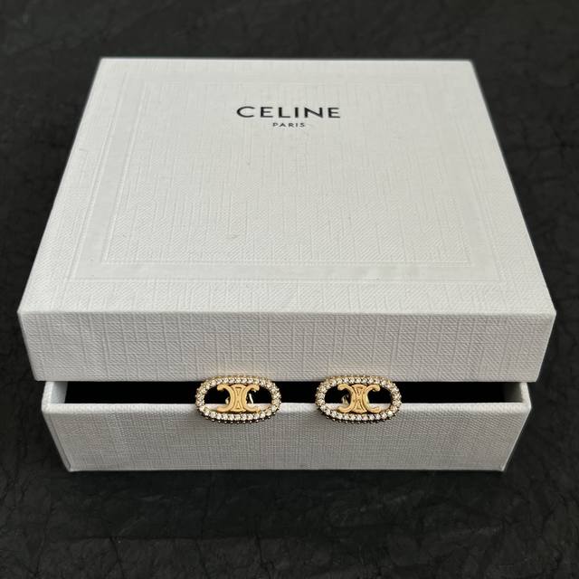 Celine 赛琳 耳钉 一直是简约时尚界的标杆大胆的设计 百看不厌搭配起来更Fashion