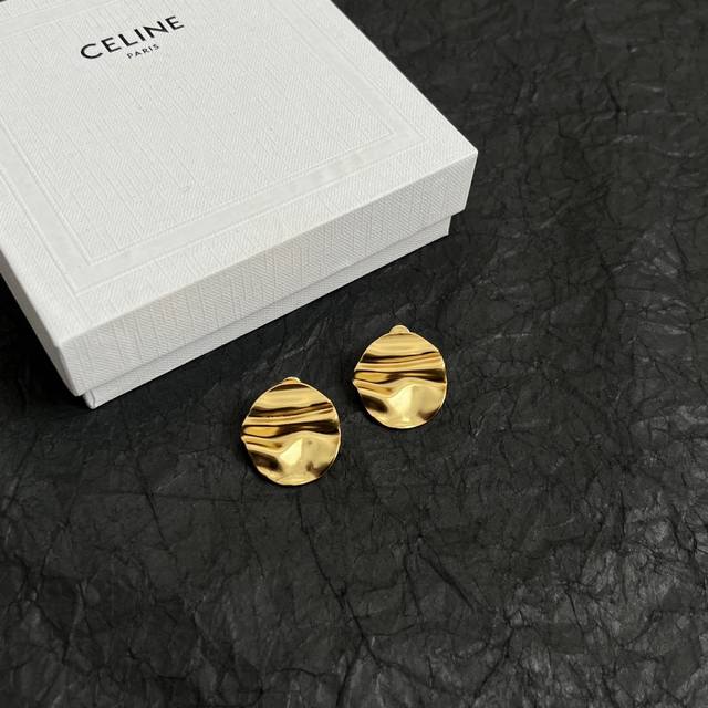 Celine 赛琳 耳钉 一直是简约时尚界的标杆大胆的设计 百看不厌搭配起来更Fashion