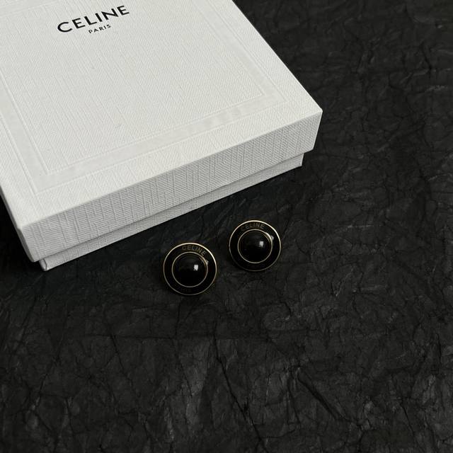 Celine 赛琳 耳钉 一直是简约时尚界的标杆大胆的设计 百看不厌搭配起来更Fashion