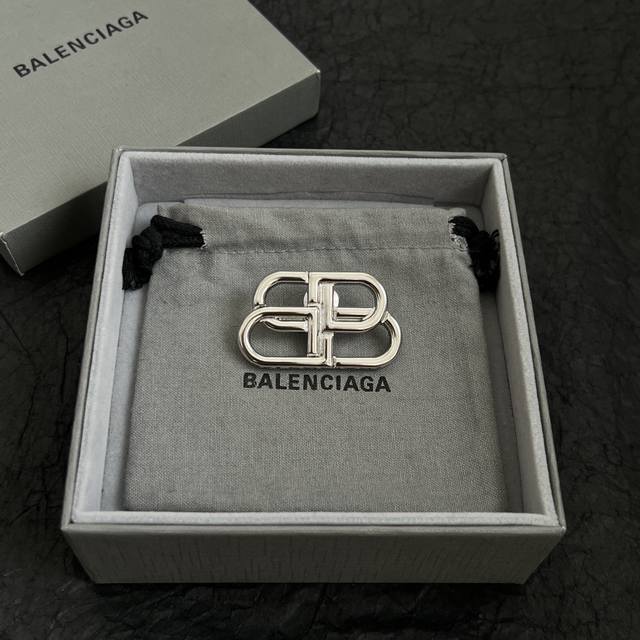 巴黎世家 Balenciaga 胸针 简单大方 大牌金质感饱满 ，搭配衣服超好看 ！