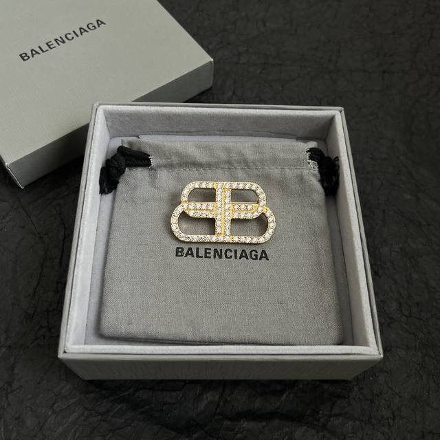 巴黎世家 Balenciaga 胸针 简单大方 大牌金质感饱满 ，搭配衣服超好看 ！