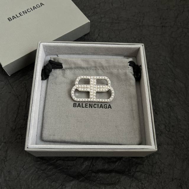 巴黎世家 Balenciaga 胸针 简单大方 大牌金质感饱满 ，搭配衣服超好看 ！