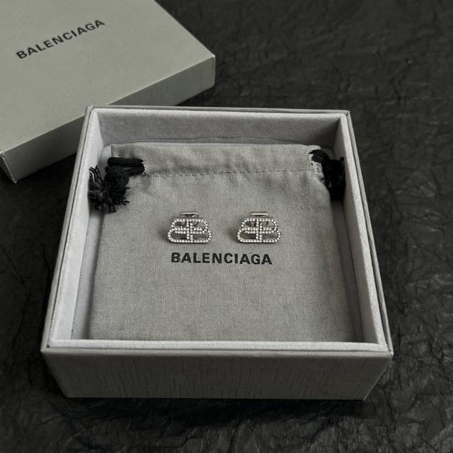 巴黎世家 Balenciaga 耳钉 简单大方 大牌金质感饱满 ，搭配衣服超好看 ！ - 点击图像关闭