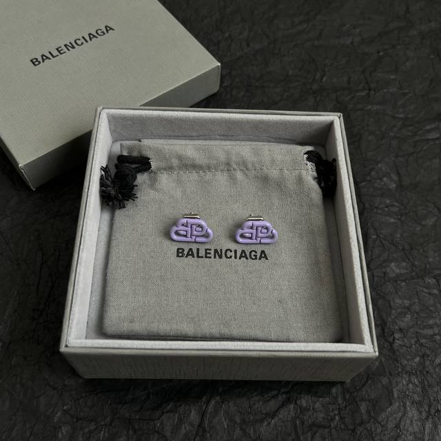 巴黎世家 Balenciaga 耳钉 简单大方 大牌金质感饱满 ，搭配衣服超好看 ！