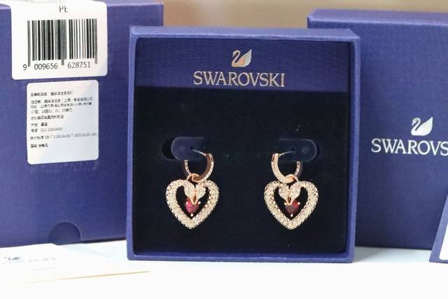 Swarovski 新款粉钻爱心 双天鹅耳环其浪漫图案由施华洛世奇天鹅拼接而成，两只天鹅合二为一，组成光芒四射的爱心形状；其上点缀密镶透明仿水晶，正中镶嵌单颗粉