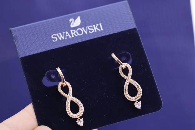 Swarovski 玫瑰金 无限8字爱心流苏耳钉永恒的优雅魅力：这款施华洛世奇穿孔耳环是以象征无尽的符号为灵感。缀有多颗闪亮迷人的白色的Swarovski仿水晶