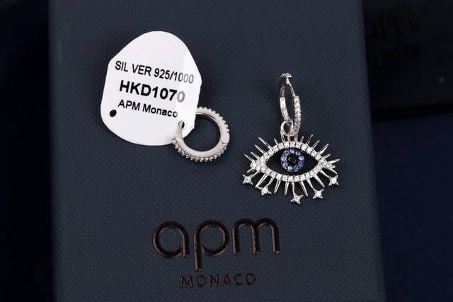 Apm Monaco 幸运眼睛不对称耳环，这对耳环 设计很有趣味，眼珠里的蓝晶钻和黑晶钻让整个眼睛装幸运饰，看起来栩栩有神。