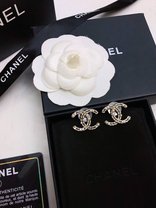 小香 Chanel 施华洛大钻字母耳钉耳环 正方钻短款 很好搭配衣服、随意搭配要点、真心喜欢高端原版Logo字印 优雅大方精工设计 雕刻 非常修饰脸型 青春活力