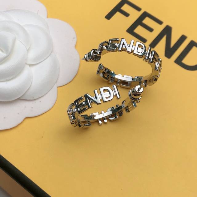 新款 Fendi 芬迪 Logo耳钉 高端定制 爆款新款 简单大方 华丽登场 ，很难见到如此熟悉 素雅的耳钉，精致 非常适合日常搭配，宝宝们，这个绝对值得入黄铜